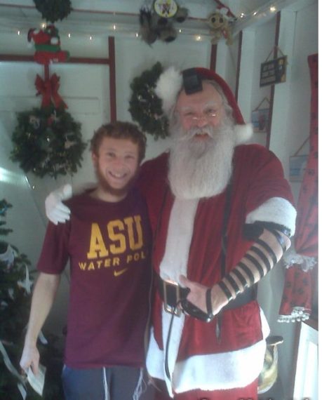 santa-puts-on-tefillin