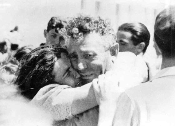 Jewish-husband+wife-reunited-in-Haifa_1946