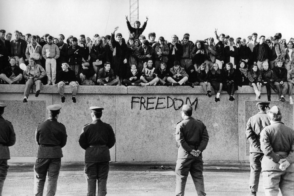 berlin_wall_1989_west_germans_on_the_wall_defying_east_german_guards